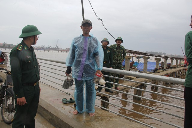 Ứng cứu tàu cá cùng 2 ngư dân Quảng Trị bị sóng đánh chìm trên biển - Ảnh 1.