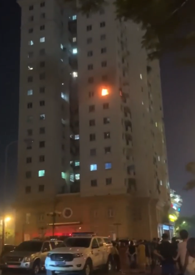 Một căn hộ ở chung cư Ciputra bốc cháy giữa đêm, 12 người dân bấn loạn thoát thân - Ảnh 2.
