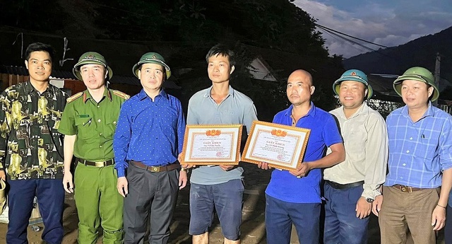 Nghệ An: Tặng bằng khen cho 13 cá nhân đã dũng cảm cứu người trong lũ dữ ở huyện Kỳ Sơn           
 - Ảnh 1.
