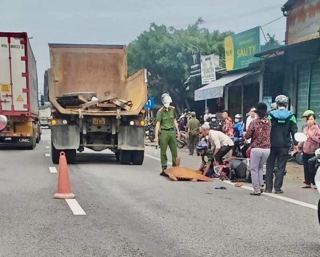 Thừa Thiên Huế: Người phụ nữ đi trên xe máy tử vong thương tâm sau va chạm với ô tô tải - Ảnh 1.