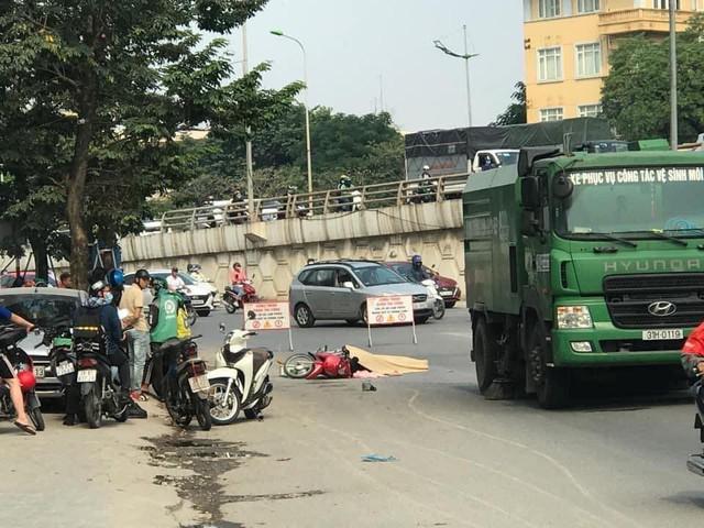 Hà Nội: Va chạm xe vệ sinh môi trường, một phụ nữ tử vong - Ảnh 2.