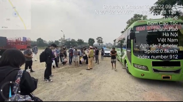 Hà Nội: Chặn đứng xe khách 29 chỗ nhồi nhét 58 hành khách - Ảnh 2.