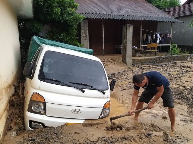 Hình ảnh mới nhất từ tâm lũ huyện miền núi Kỳ Sơn  - Ảnh 10.