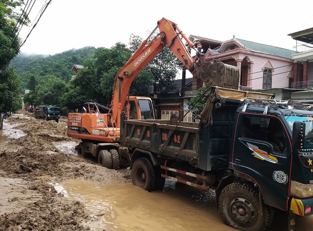 Hình ảnh mới nhất từ tâm lũ huyện miền núi Kỳ Sơn  - Ảnh 3.