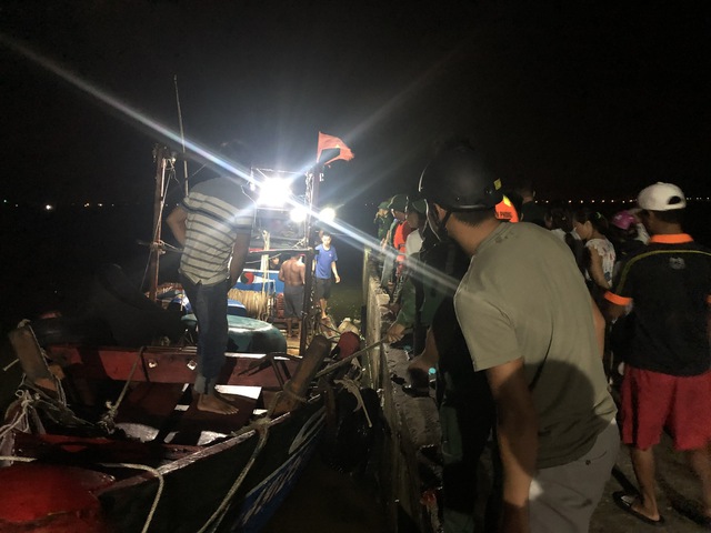 Thừa Thiên Huế: Cứu nạn 9 ngư dân trên tàu cá bị chìm giữa biển - Ảnh 1.