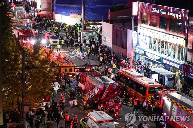 Vụ giẫm đạp ở lễ hội Halloween Hàn Quốc: Đã có gần 150 người chết, thi thể la liệt khắp đường phố - Ảnh 3.