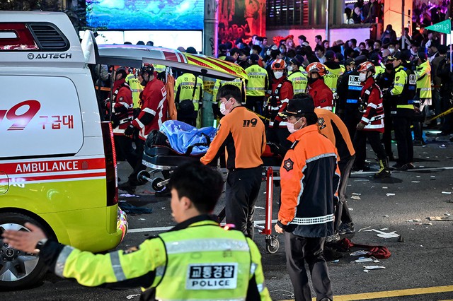 Vụ giẫm đạp ở lễ hội Halloween Hàn Quốc: Đã có gần 150 người chết, thi thể la liệt khắp đường phố - Ảnh 4.