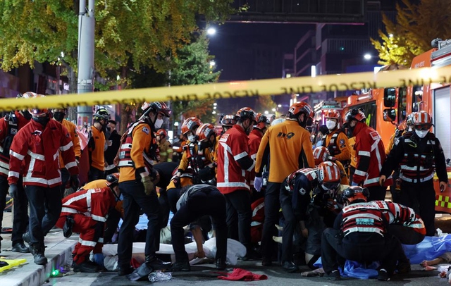 Vụ giẫm đạp ở lễ hội Halloween Hàn Quốc: Đã có gần 150 người chết, thi thể la liệt khắp đường phố - Ảnh 2.