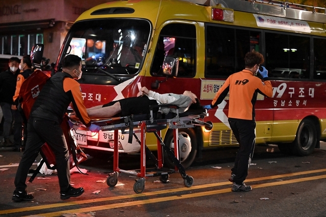 Vụ giẫm đạp ở lễ hội Halloween Hàn Quốc: Đã có gần 150 người chết, thi thể la liệt khắp đường phố - Ảnh 7.