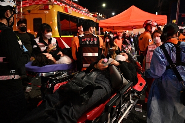 Vụ giẫm đạp ở lễ hội Halloween Hàn Quốc: Đã có gần 150 người chết, thi thể la liệt khắp đường phố - Ảnh 8.
