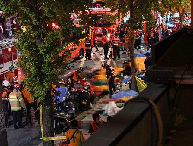 Vụ giẫm đạp ở lễ hội Halloween Hàn Quốc: Đã có gần 150 người chết, thi thể la liệt khắp đường phố - Ảnh 9.