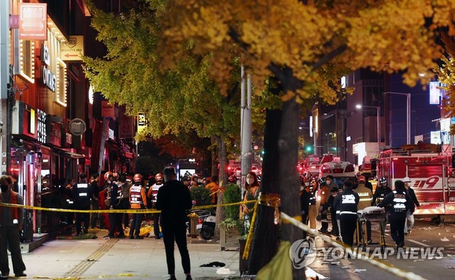 Vụ giẫm đạp ở lễ hội Halloween Hàn Quốc: Đã có gần 150 người chết, thi thể la liệt khắp đường phố - Ảnh 10.