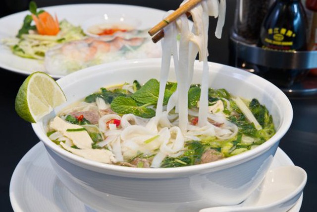 Vắt chanh vào phở