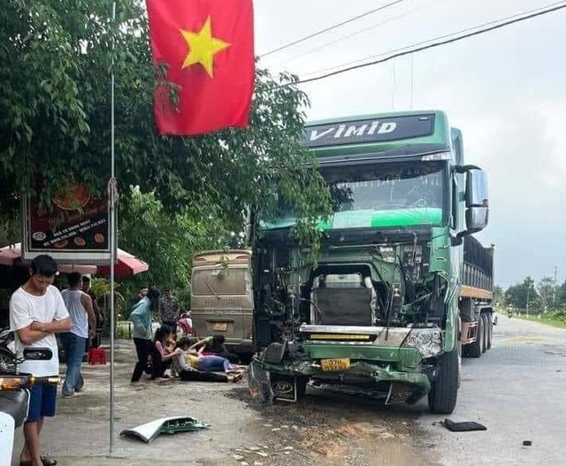 Nghệ An: Ô tô tải đâm xe khách chở hơn 20 công nhân, nhiều người nhập viện - Ảnh 1.