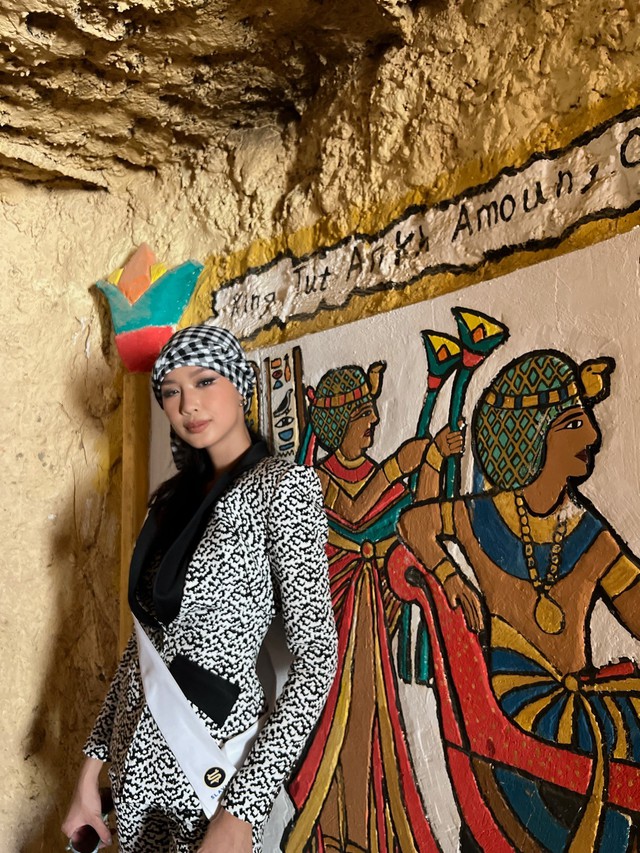 Fan sắc đẹp thích thú khi khăn rằn miền tây 'phủ kín' Ai Cập  - Ảnh 2.