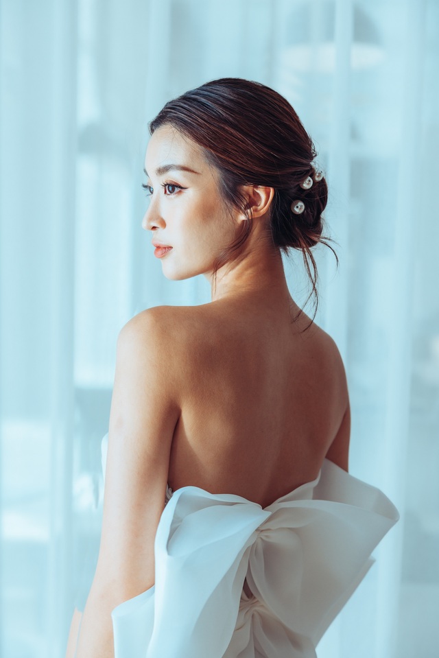 Giữa tin đồn 'cô dâu tháng 10', Đỗ Mỹ Linh khoe ảnh váy cưới của nhà mốt nổi tiếng thế giới - Ảnh 2.