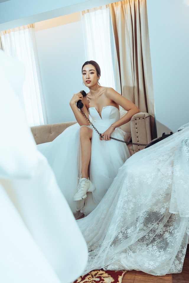 Giữa tin đồn 'cô dâu tháng 10', Đỗ Mỹ Linh khoe ảnh váy cưới của nhà mốt nổi tiếng thế giới - Ảnh 4.