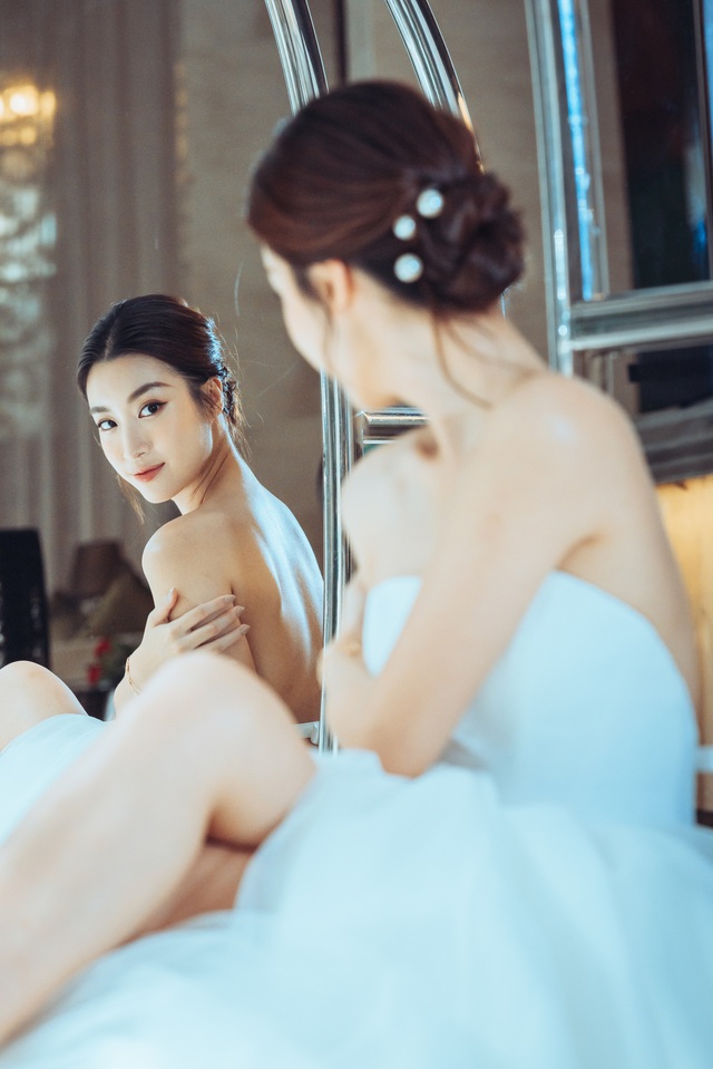 Giữa tin đồn 'cô dâu tháng 10', Đỗ Mỹ Linh khoe ảnh váy cưới của nhà mốt nổi tiếng thế giới - Ảnh 3.