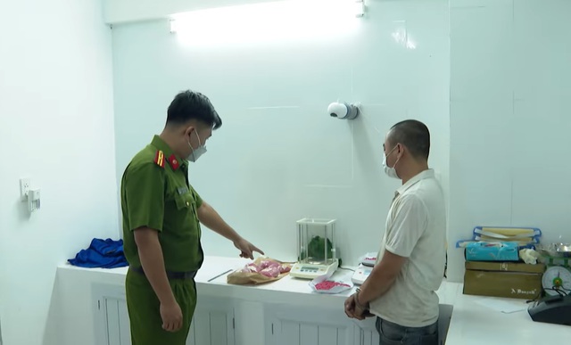 Bắt kẻ vận chuyển gần 1,2kg ma túy từ Quảng Trị vào Huế để lấy 2 triệu tiền công - Ảnh 1.