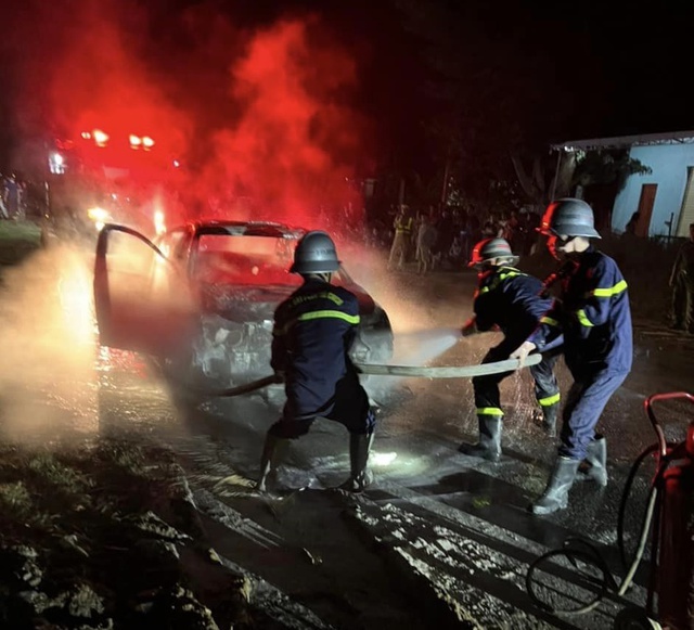 Nghệ An: Ô tô đang chạy bỗng bốc cháy, 3 người may mắn thoát thân            - Ảnh 1.
