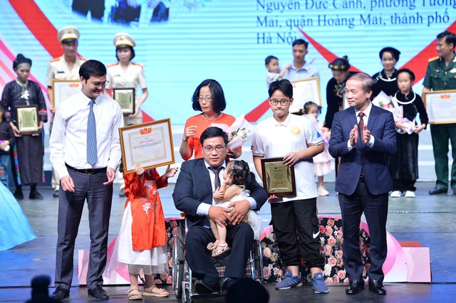 Vinh danh gia đình trẻ tiêu biểu năm 2022 lan tỏa giá trị tốt đẹp của gia đình Việt - Ảnh 1.