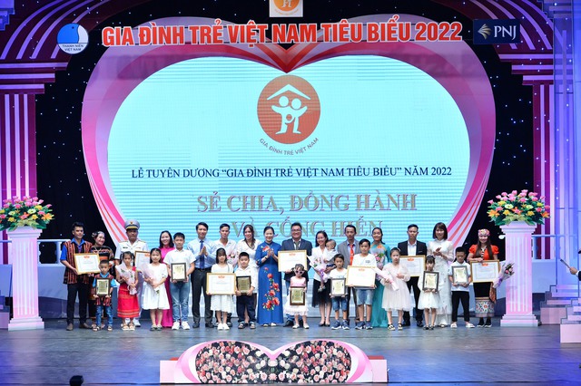Vinh danh gia đình trẻ tiêu biểu năm 2022 lan tỏa giá trị tốt đẹp của gia đình Việt - Ảnh 2.