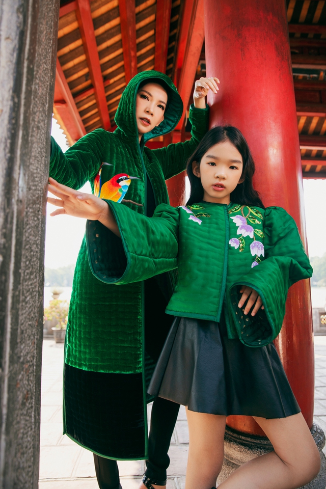 Xuân Lan và con gái sành điệu xuống phố với BST áo chần bông của NTK Đức Hùng - Ảnh 10.