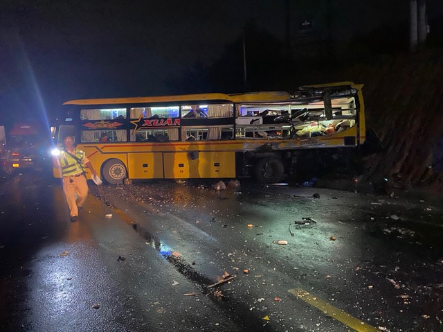Tai nạn giao thông giữa ô tô khách và xe tải, 2 người chết, 13 người bị thương - Ảnh 1.