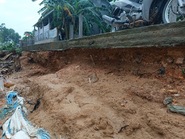 Sạt lở bờ sông Bồ diễn biến phức tạp sau mưa lũ, dân bất an - Ảnh 2.