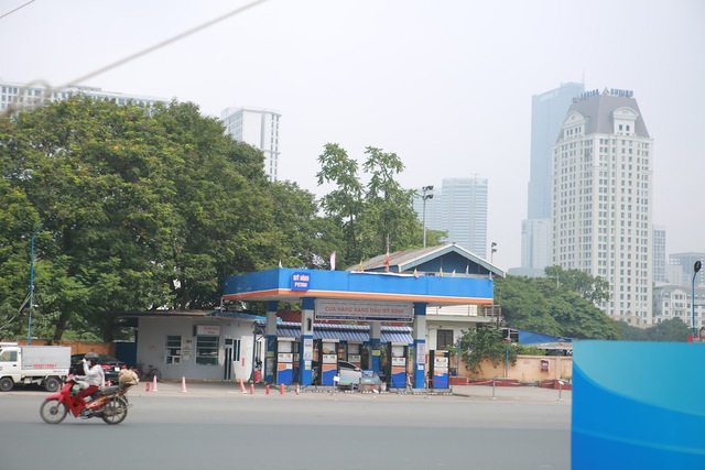 Quyết liệt đảm bảo cung ứng nhưng rất nhiều cửa hàng xăng dầu Hà Nội vẫn treo biển &quot;hết xăng&quot;, &quot;nhập hàng&quot; - Ảnh 2.