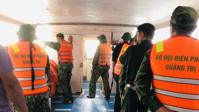 Hàng chục chiến sĩ cứu hộ ngư dân gặp nạn khi đánh bắt hải sản trên biển - Ảnh 1.