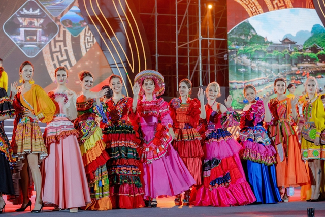Dàn người đẹp quốc tế của Hoa hậu Du lịch thế giới khoe sắc trong trang phục dân tộc Việt Nam - Ảnh 5.