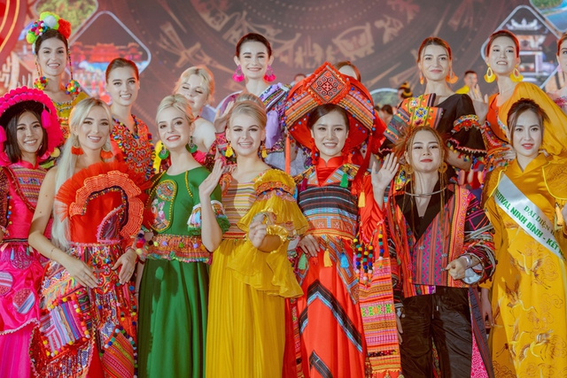 Dàn người đẹp quốc tế của Hoa hậu Du lịch thế giới khoe sắc trong trang phục dân tộc Việt Nam - Ảnh 2.