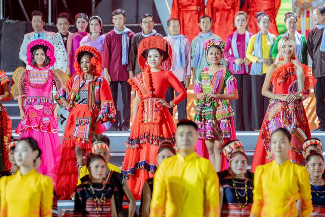 Dàn người đẹp quốc tế của Hoa hậu Du lịch thế giới khoe sắc trong trang phục dân tộc Việt Nam - Ảnh 4.