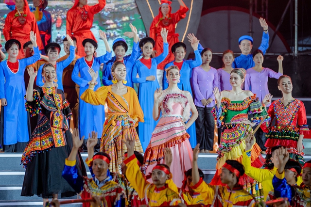 Dàn người đẹp quốc tế của Hoa hậu Du lịch thế giới khoe sắc trong trang phục dân tộc Việt Nam - Ảnh 3.