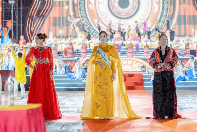 Dàn người đẹp quốc tế của Hoa hậu Du lịch thế giới khoe sắc trong trang phục dân tộc Việt Nam - Ảnh 1.