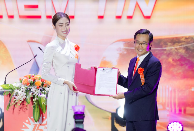 Tuổi 22, Lương Thùy Linh kết thúc nhiệm kỳ Hoa hậu, từng bước hoàn thành ước mơ làm giảng viên - Ảnh 1.