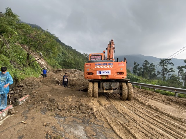 Nguy cơ sạt lở tiếp diễn trên đường đèo Hải Vân sau mưa lũ  - Ảnh 2.