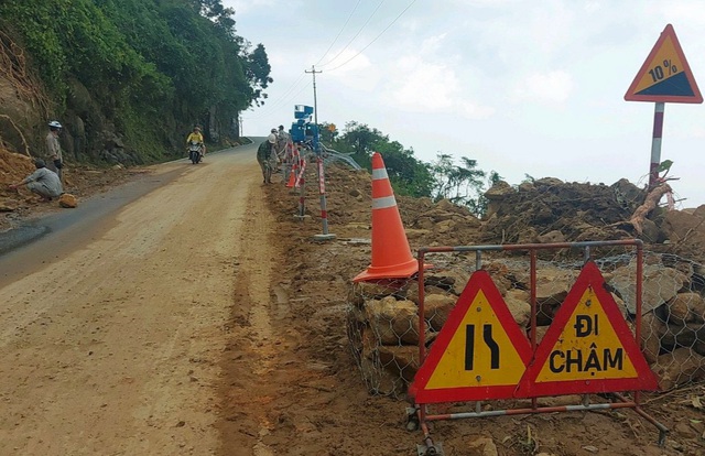 Nguy cơ sạt lở tiếp diễn trên đường đèo Hải Vân sau mưa lũ  - Ảnh 5.