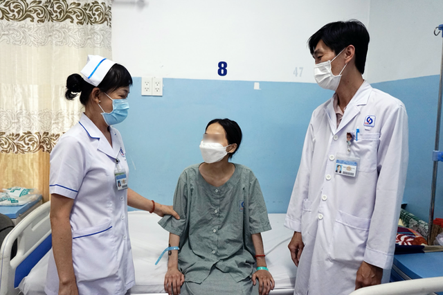Hiếm gặp: Mang khối u &quot;khủng&quot; như mang bầu, nữ du học sinh Việt Nam từ Canada về nước để cấu cứu - Ảnh 3.
