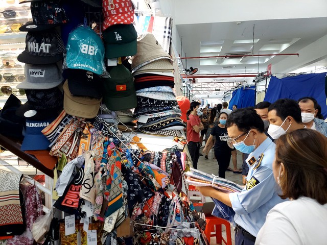 “Tổng tấn công&quot; TTTM Sài Gòn Square, thu hàng ngàn hàng thời trang có dấu hiệu giả, nhái - Ảnh 2.