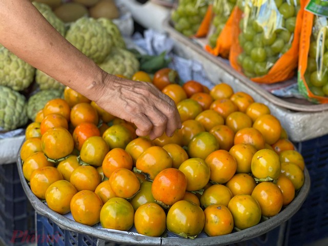 Hồng giòn đổ về Hà Nội, thương lái mách bí kíp chọn quả hồng ngon, ngọt bằng những dấu hiệu dễ nhận biệt - Ảnh 3.