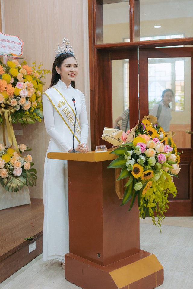 Kỳ Duyên - tân Hoa hậu Du lịch Việt Nam 2022 xúc động về thăm thầy cô nhân ngày 20/11 - Ảnh 3.