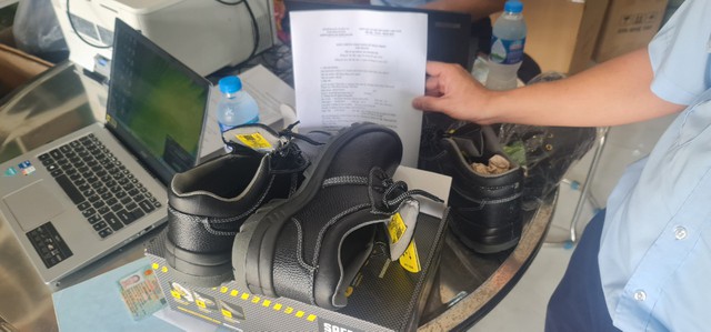 Chuyển Cơ quan cảnh sát điều tra xem xét, truy cứu trách nhiệm hình sự vụ kinh doanh giày bảo hộ lao động giả mạo - Ảnh 2.