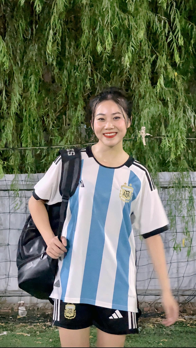 Nóng cùng World Cup: Sắc vóc ngỡ ngàng của mỹ nữ đại diện Argentina - Ảnh 5.