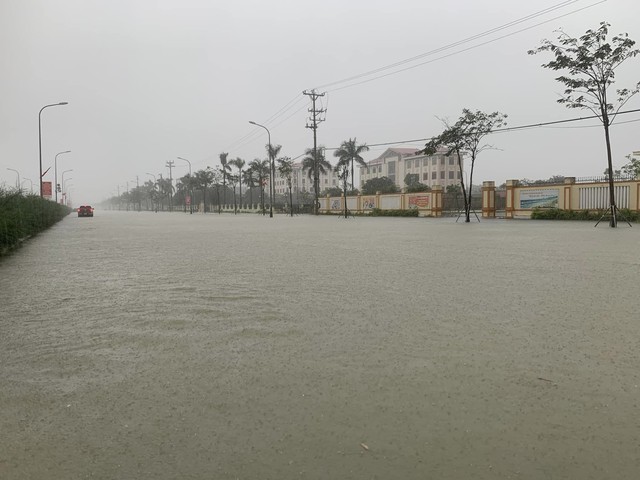 Mưa lớn, tuyến đường huyện ven biển Hà Tĩnh bị ngập sâu - Ảnh 4.