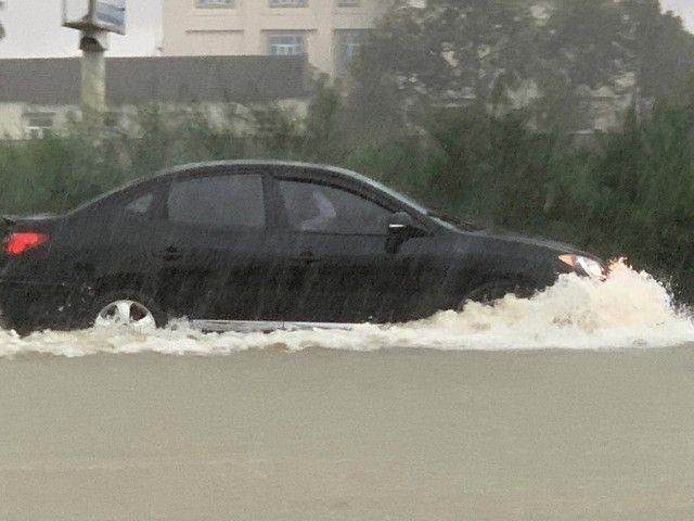 Mưa lớn, tuyến đường huyện ven biển Hà Tĩnh bị ngập sâu - Ảnh 2.