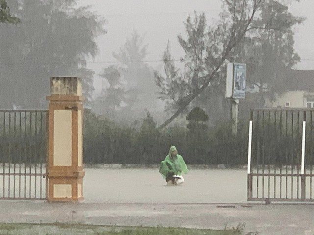 Mưa lớn, tuyến đường huyện ven biển Hà Tĩnh bị ngập sâu - Ảnh 3.