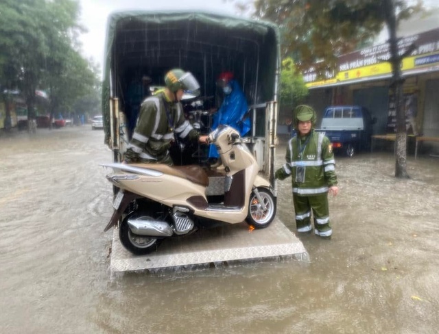 Mưa lớn kéo dài khiến nhiều tuyến đường ở TP Vinh ngập sâu  - Ảnh 2.