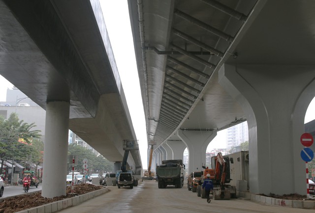Cận cảnh những công tác hoàn thiện cuối cùng trước khi thông xe của dự án đường vành đai 2 trên cao - Ảnh 1.